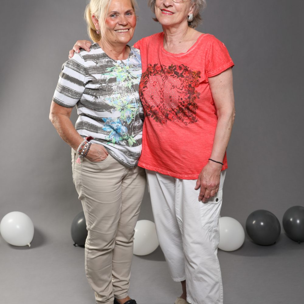 Bei der Eröffnung vom Fotostudio Harburg ist das schöne Foto von zwei älteren Damen entstanden.